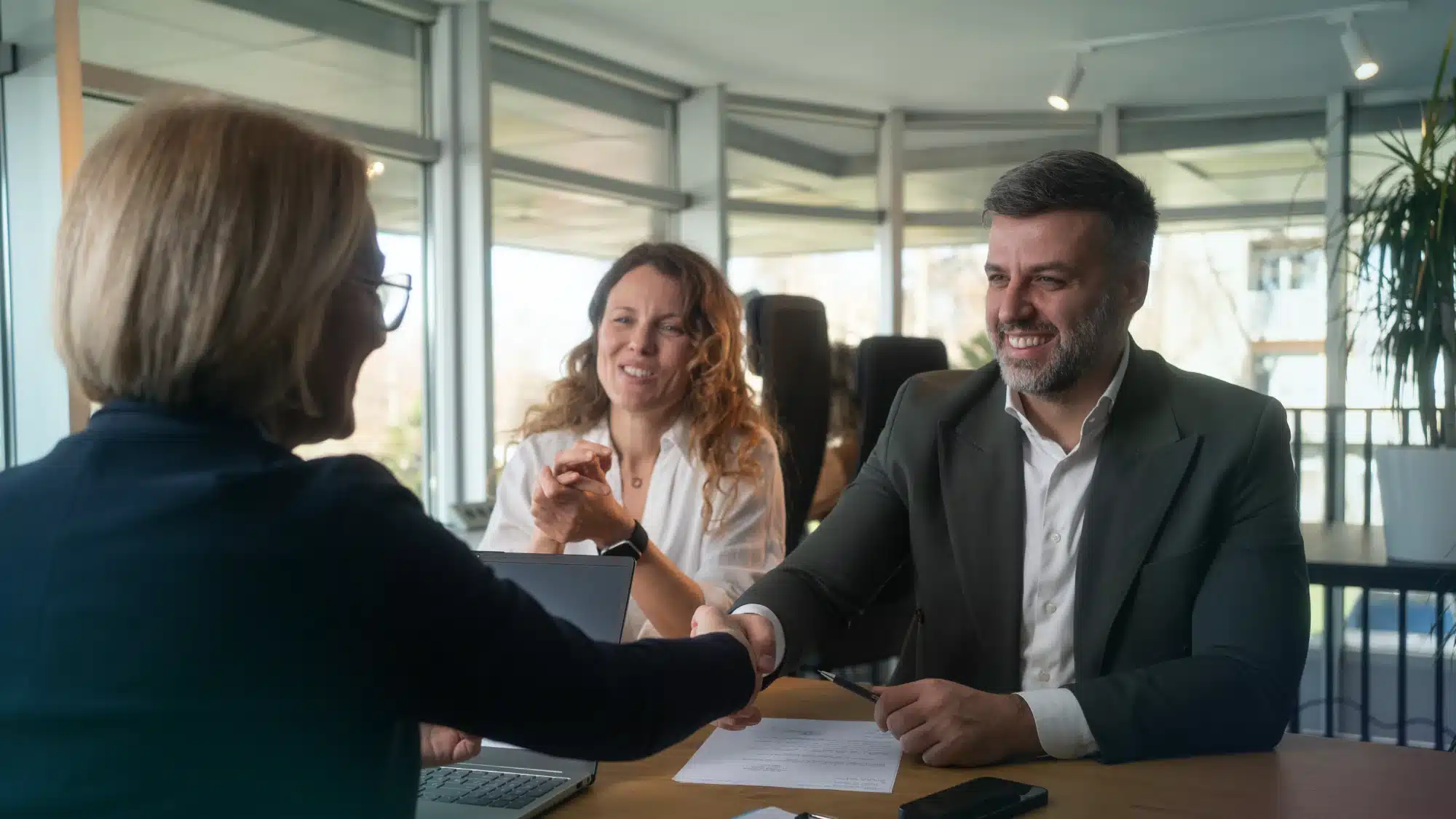 what-to-look-for-when-choosing-a-medicare-insurance-agent-in-connecticut Medicare insurance agent in Connecticut explaining health coverage options to a senior client with plan documents and comparison charts