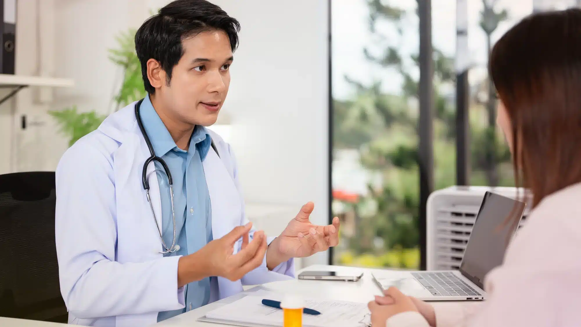 how-medicare-supplement-plans-in-connecticut-help-reduce-out-of-pocket-healthcare-costs Senior couple reviewing medical bills together at home